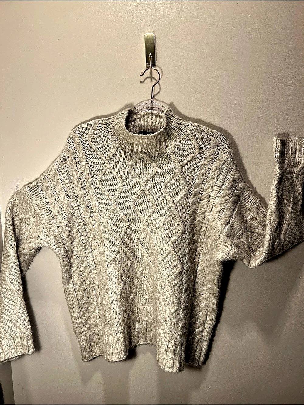 Forever 21 Cable Knit Sweater in Cream Size Large Like New